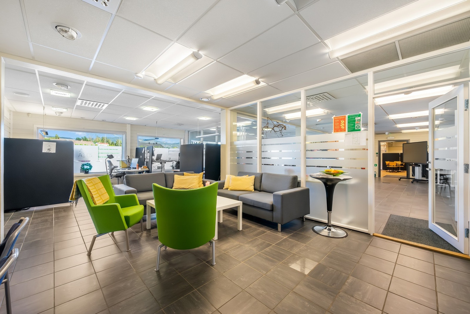 Pauserom/sofakrok og kontorlandskap. Galleribilde