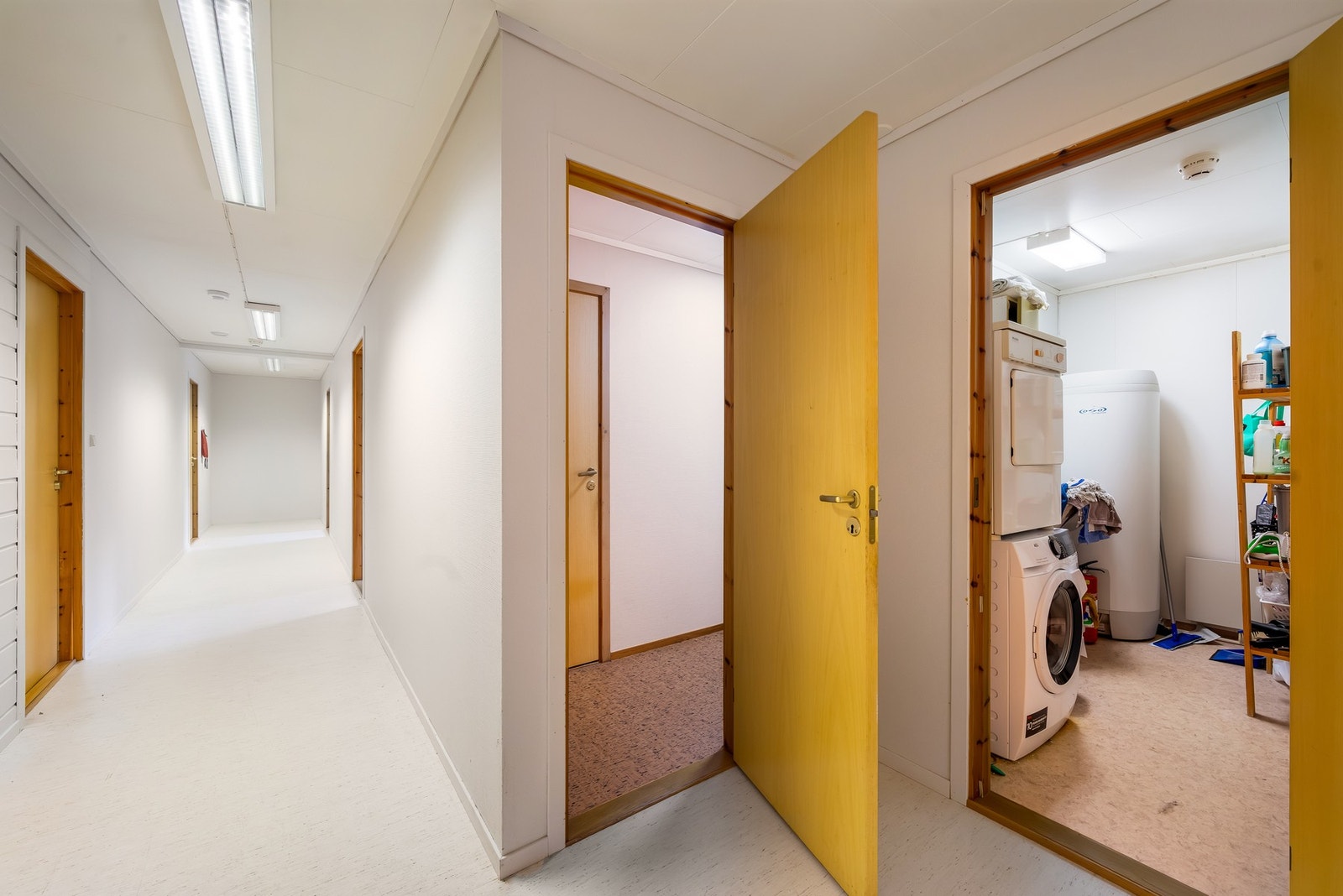 Felles vaskerom inn til høyre, og felles bad rett frem. Galleribilde