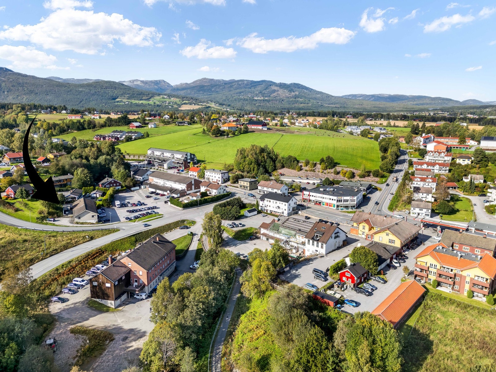 Sentral og utmerket beliggenhet i Bø sentrum for drift av næring, og utleie av hybler til studenter! Galleribilde