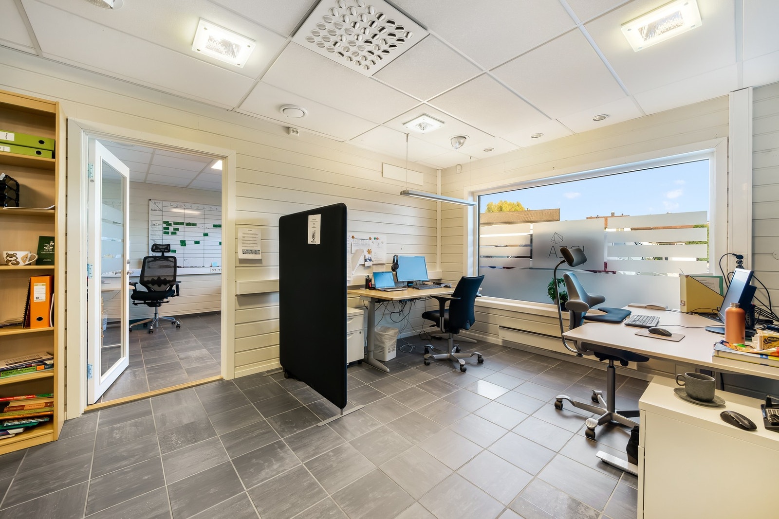 I dette rommet er det et kontorlandskap, og adkomst til tre kontor. Galleribilde