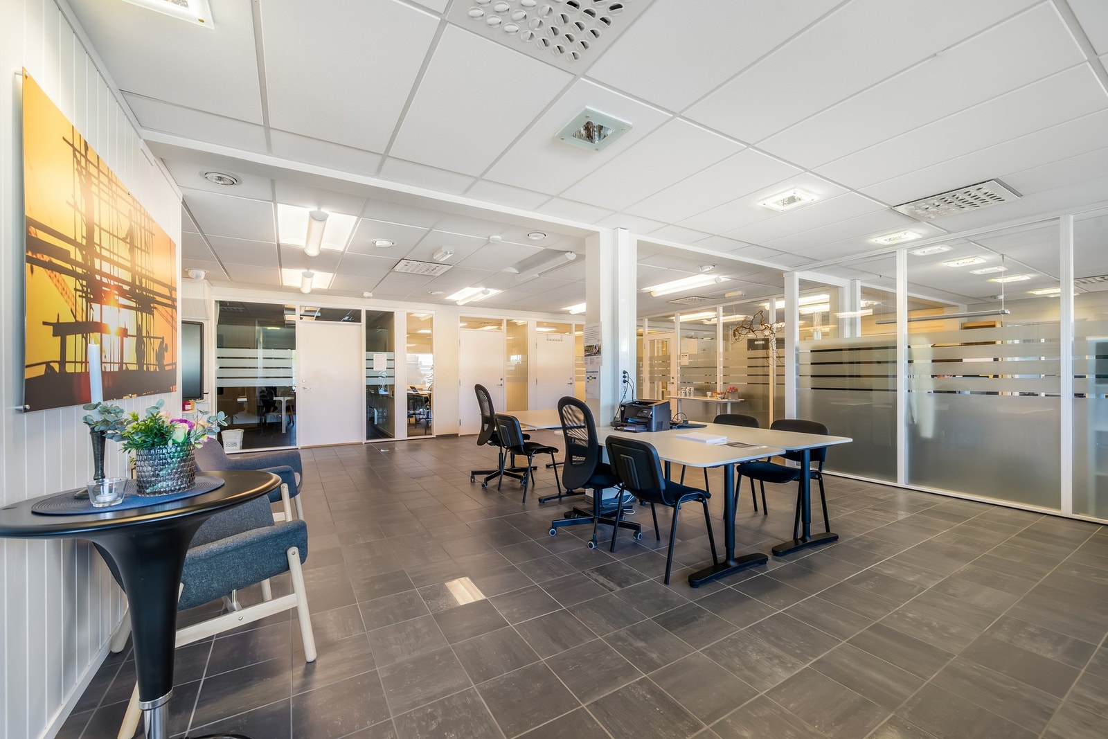 Inn hovedinngangen er det ett stort åpent rom, omkranset av kontor. Galleribilde