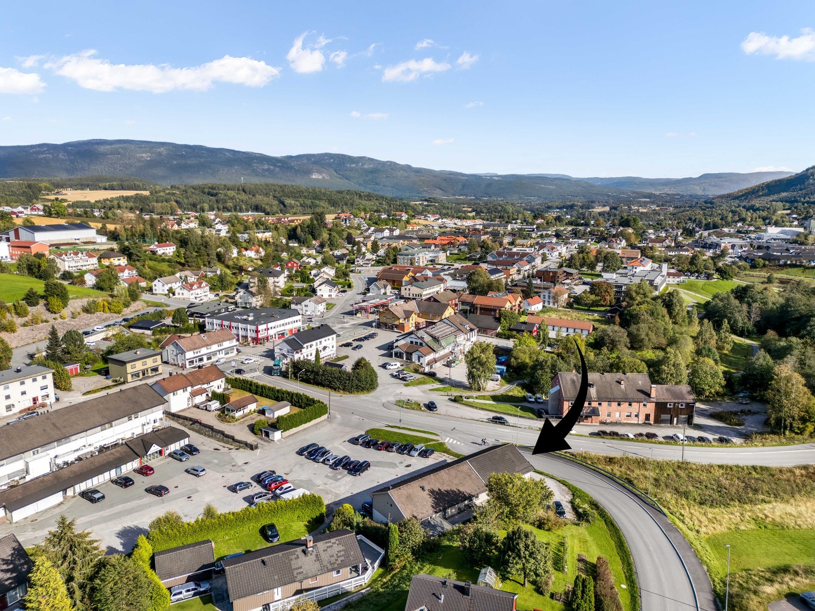 Bygget ligger sentralt til i Bø Galleribilde