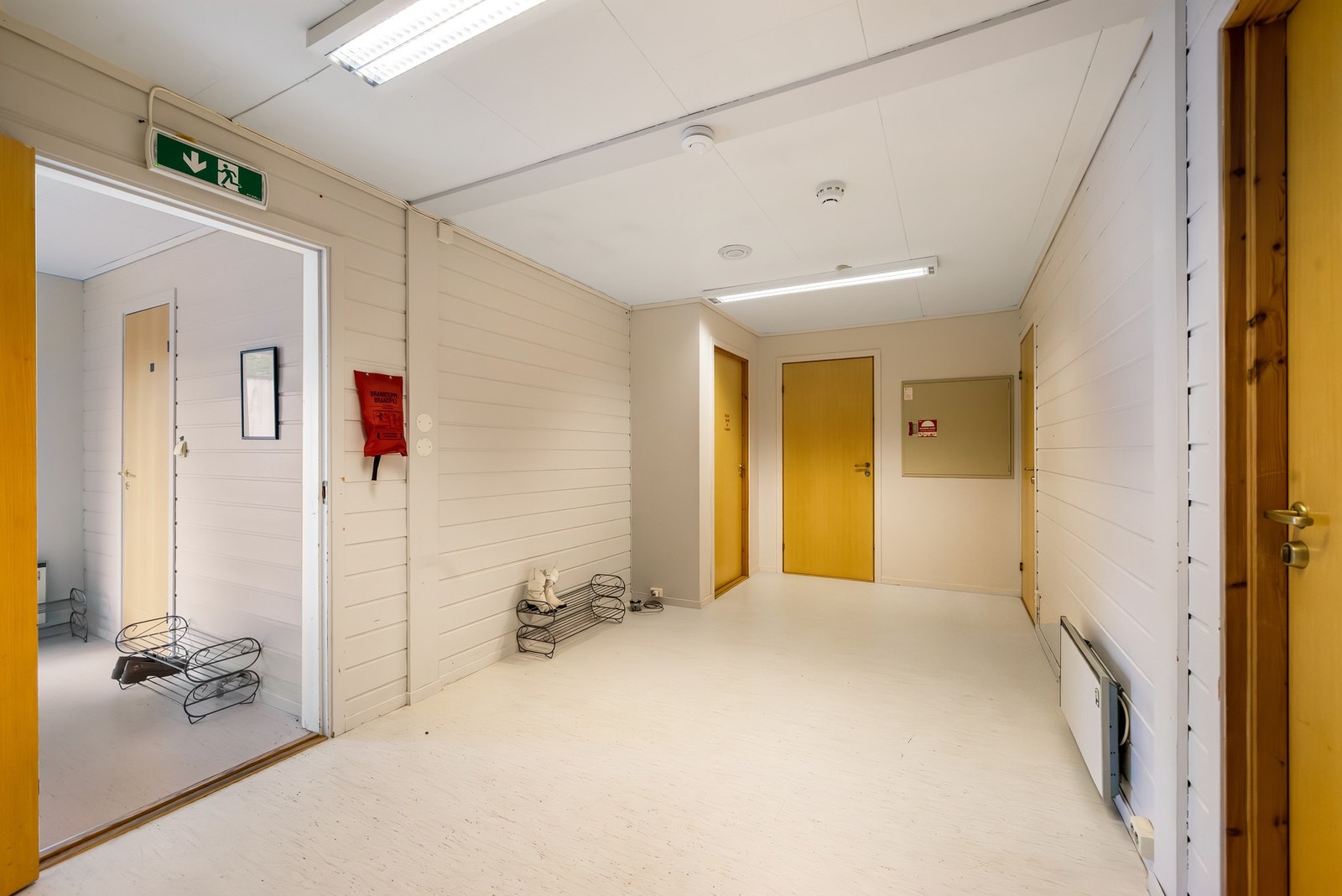 Videre inn finner vi en felles gang med seks hybler med egne låser på dørene. Nederst til venstre finner vi fellesstuen, og andre veien ligger det et felles kjøkken. Galleribilde