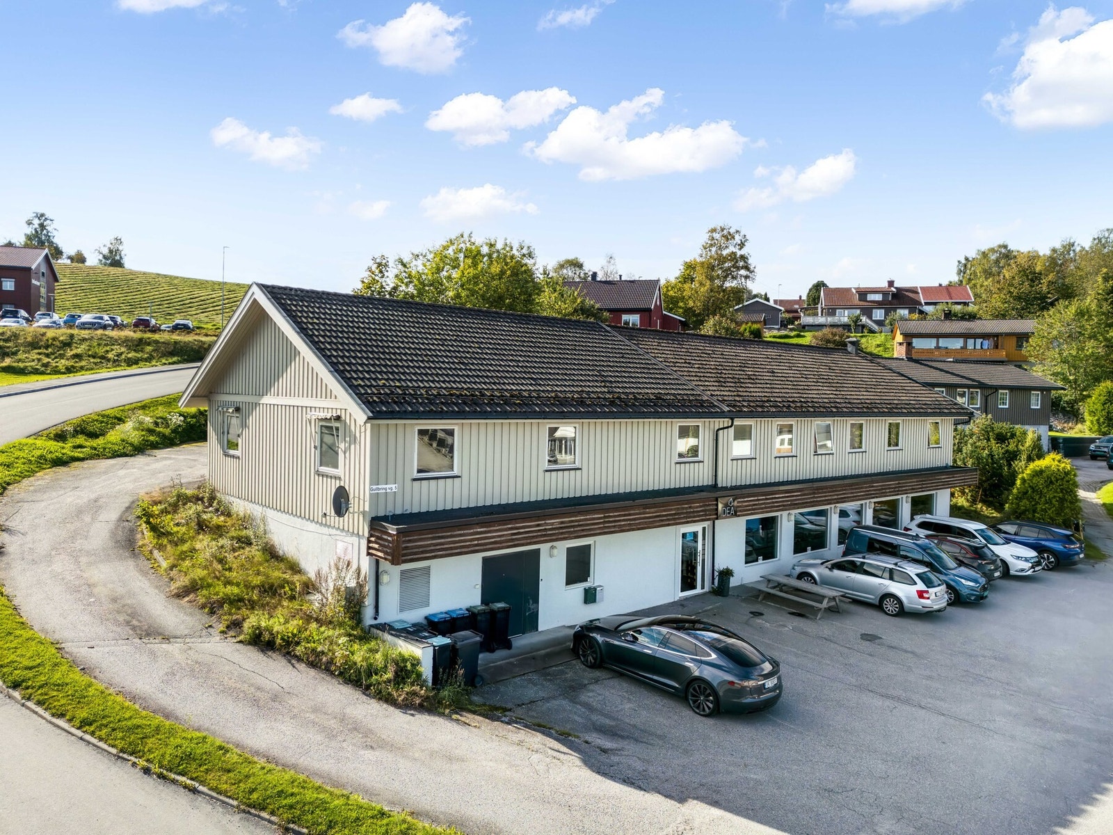 Velkommen til Gullbringvegen 5! Kombinert næringsbygg og hybelbygg (med 6 hybler + felles kjøkken og 2 hybler + felles kjøkken). Galleribilde