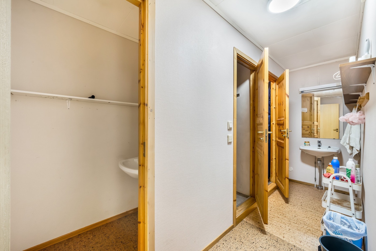 På fellesbadet har vi ett rom med vask inn første til venstre, og to dusjrom i enden av rommet. Galleribilde