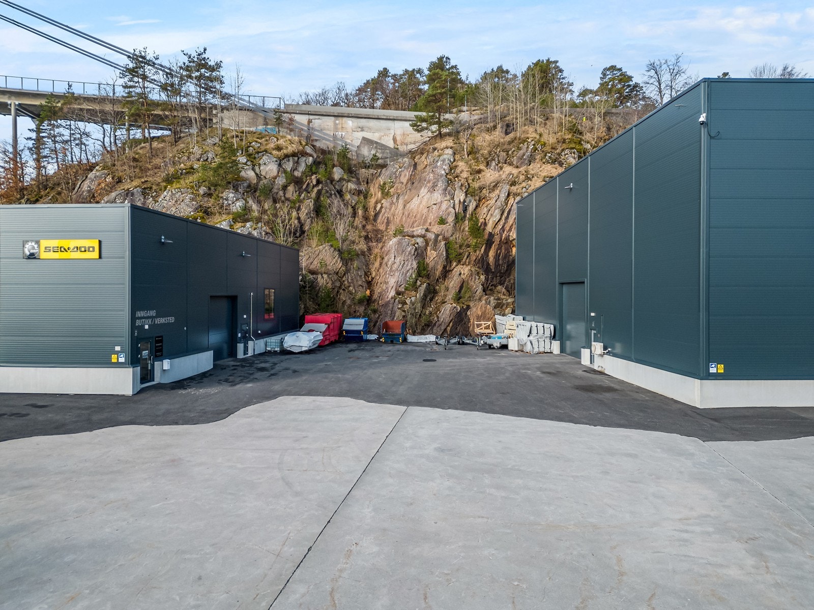 Området mellom hallene. Galleribilde