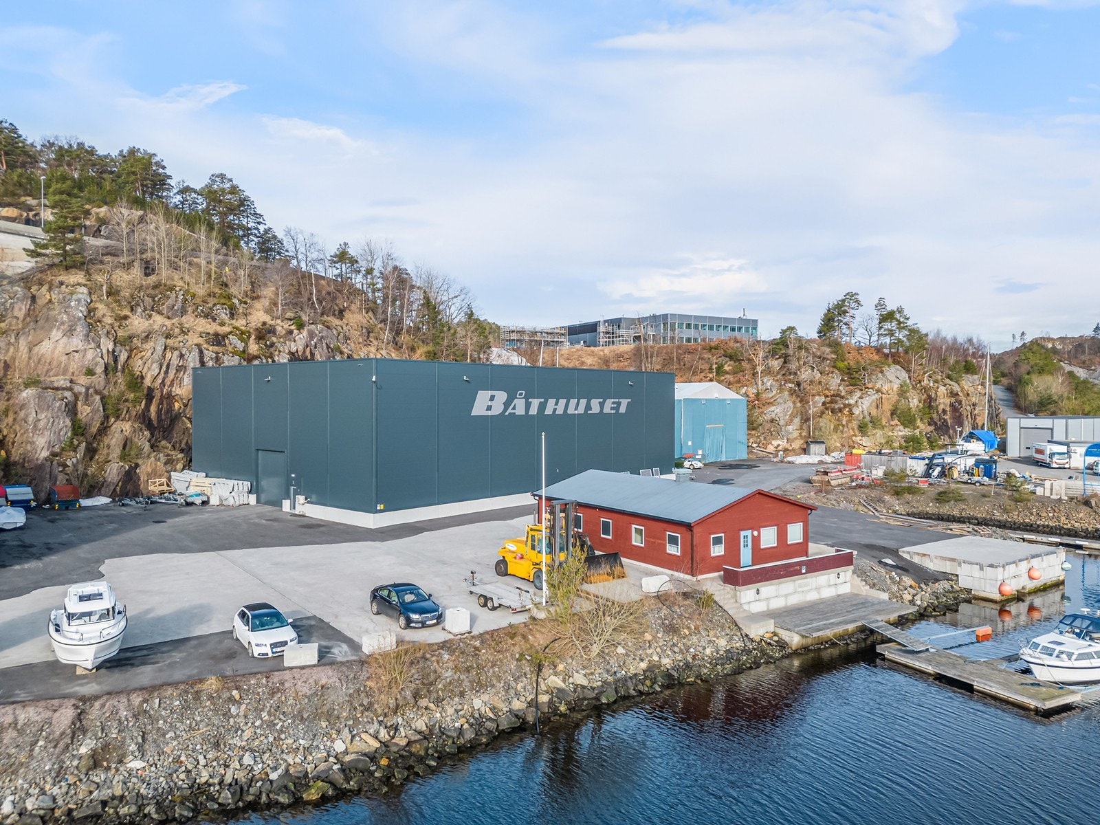 Opplags hall på 1.260 m2 med kontorbygg (rødt bygg) på ca. 140 m2. Galleribilde