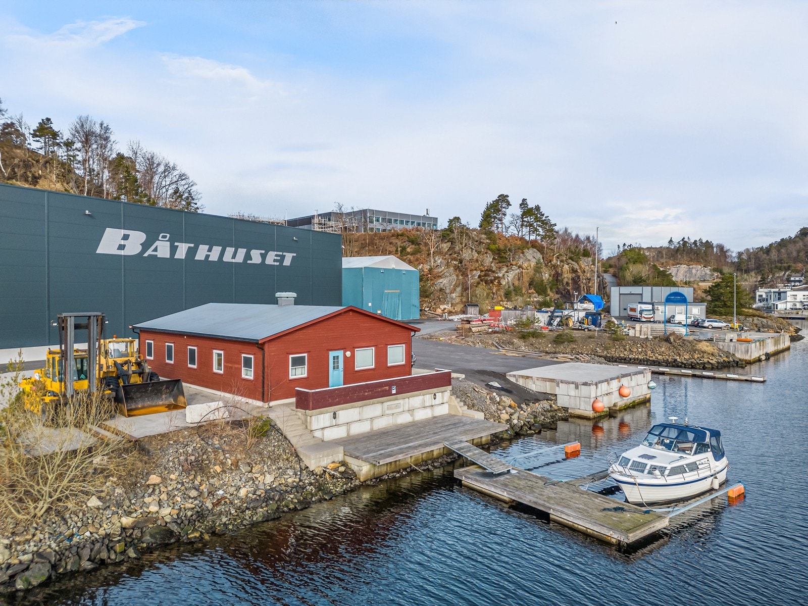 Kontorbygg på ca. 140 m2 med eget mindre bryggeanlegg. Galleribilde