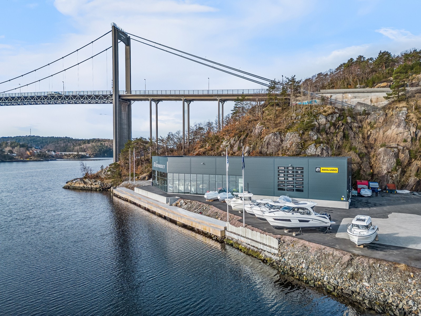 Det er nesten 200 meter med strandlinje/kaiområde mot Tromøysund. Galleribilde