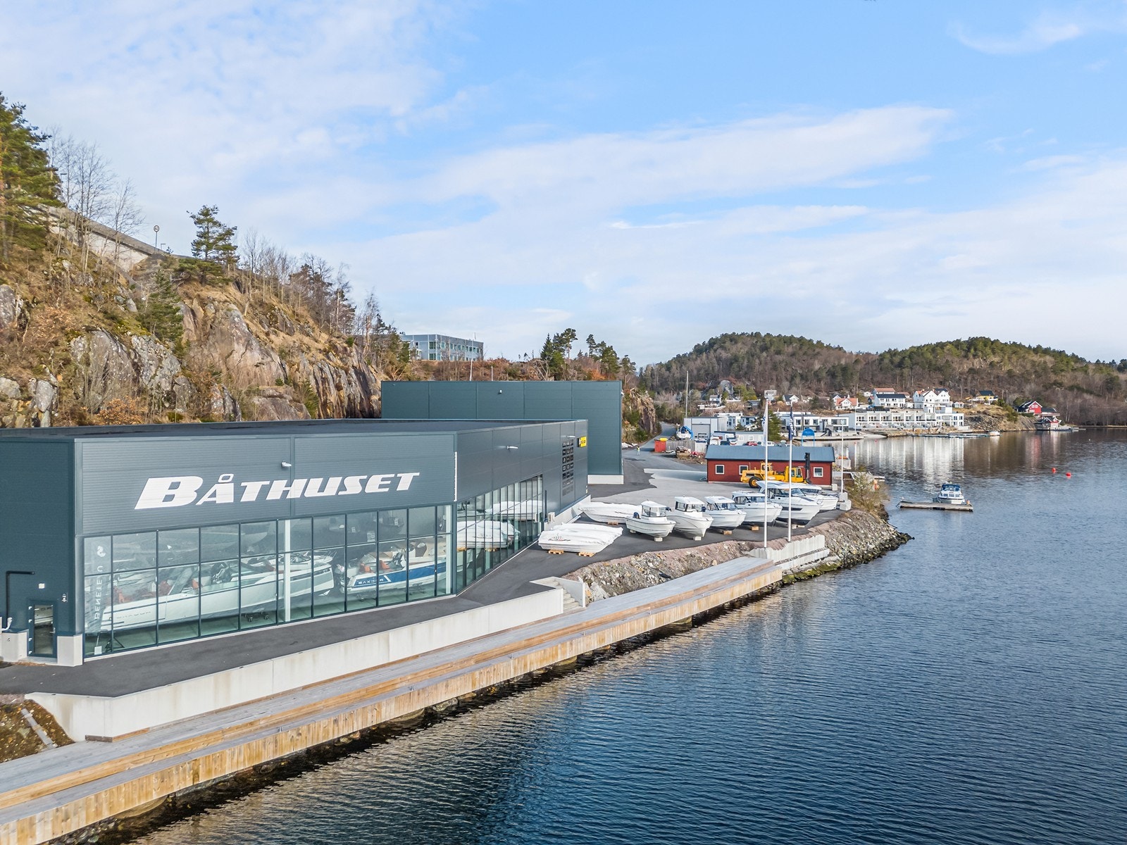 Meget god beliggenhet med stort bryggeanlegg mot Tromøysundet. Galleribilde