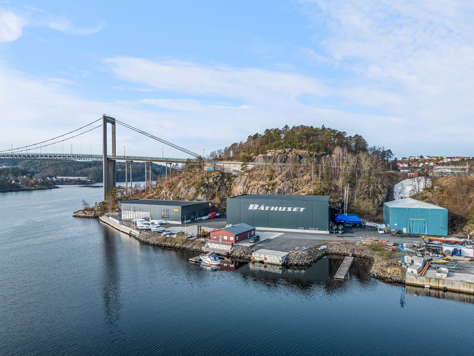 Det er eiendomsselskapet Båthuset Arendal AS som skal selge på nesten 12 mål med to nyoppførte bygg (2022). Galleribilde