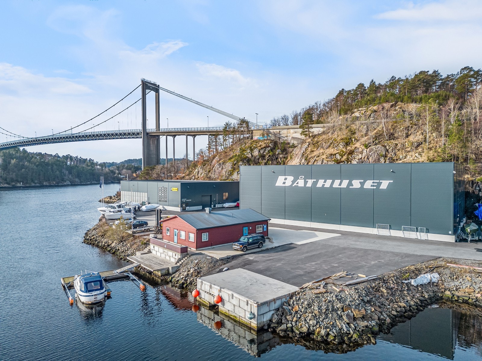 Opplags hall på 1.260 m2 med kontorbygg (rødt bygg) på ca. 140 m2. Galleribilde