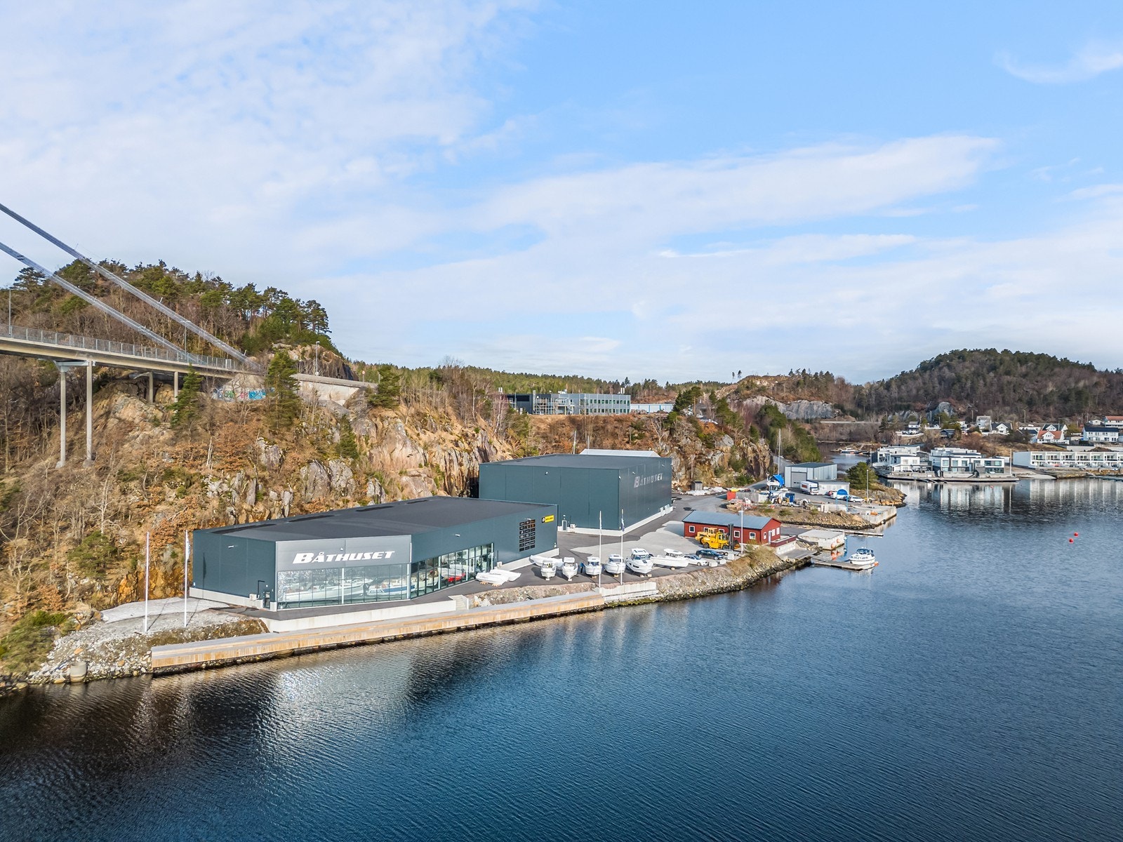 Fantastisk beliggenhet og nesten 200 meter med strandlinje/kaiområde mot Tromøysund. Galleribilde