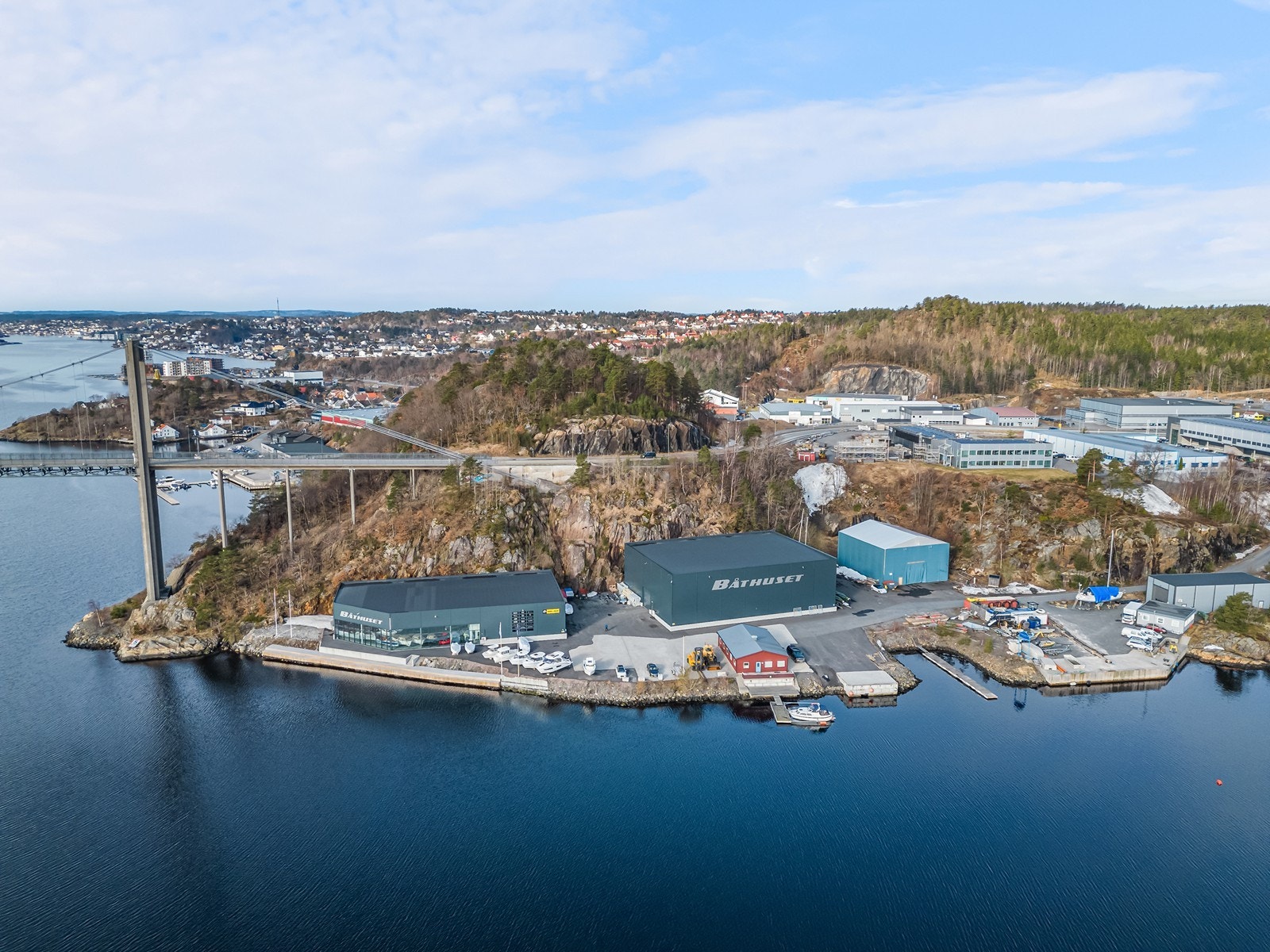 Eiendommen består av Butikk/verksted på 1.182 m2 og opplags hall på 1.260 m2. Det er i tillegg et separat kontorbygg på 140 m2. Galleribilde