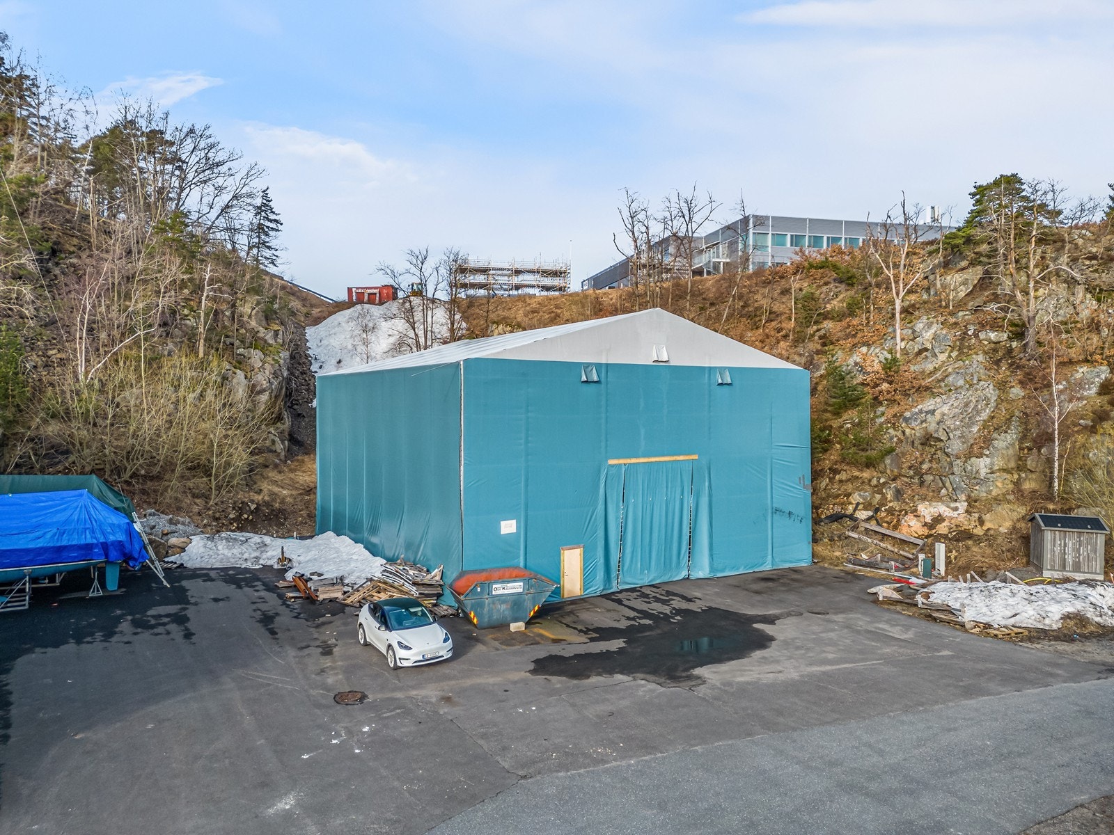 Mulighet for å sette opp et bygg til på eiendommen. Idag er det satt opp et plasttelt på tomten. Galleribilde