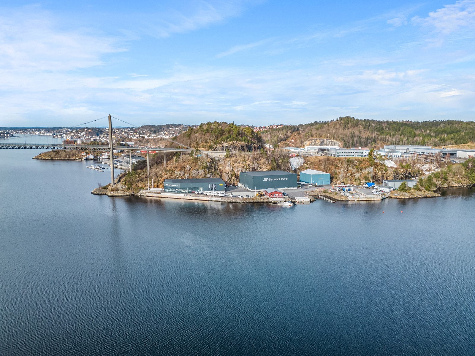 Eiendommene har en ypperlig beliggenhet på Krøgenes Industriområde, øst for Arendal sentrum rett ved og under Tromøybroa. Galleribilde