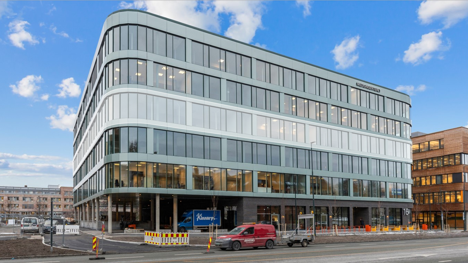 Det ledige kontorarealet ligger i 4. etasje og byr på flott utsikt og svært gode lysforhold. Galleribilde