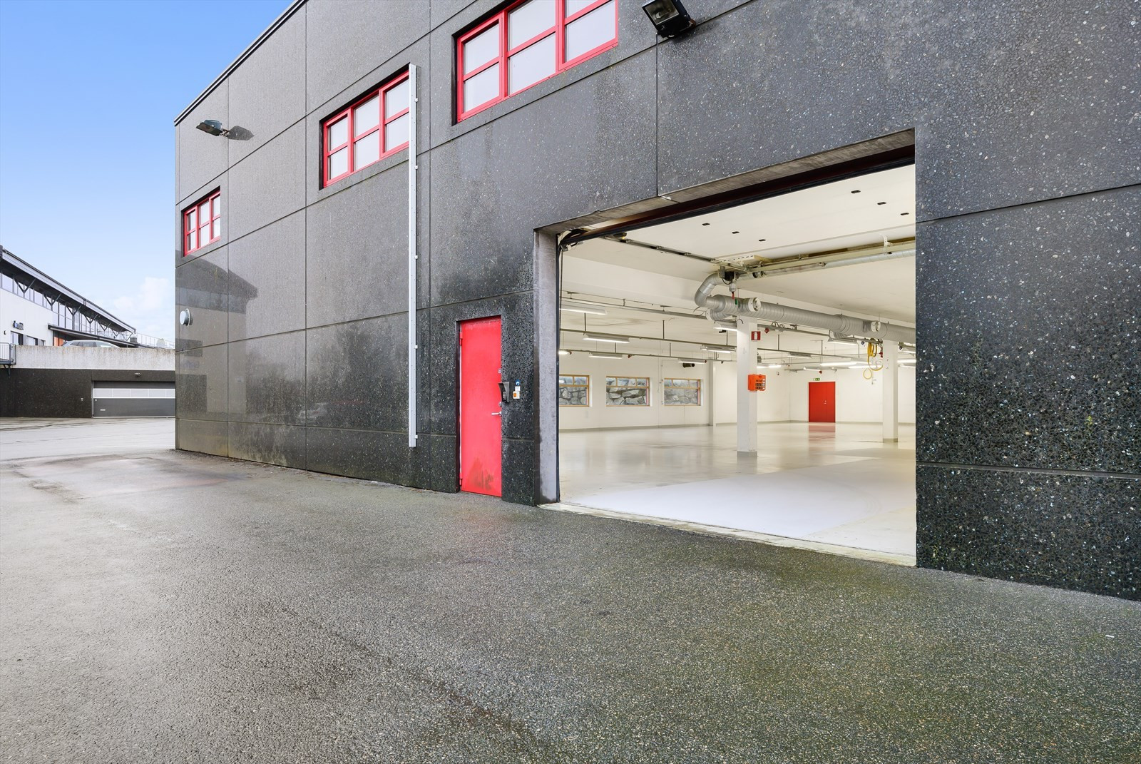 De ledige lokalene i u. etg. Innvendige mål er 22 meter bredde og 28,8 meter. Takhøyde ca. 3,3 meter. Egen rulleport på 4 x 3 meter.