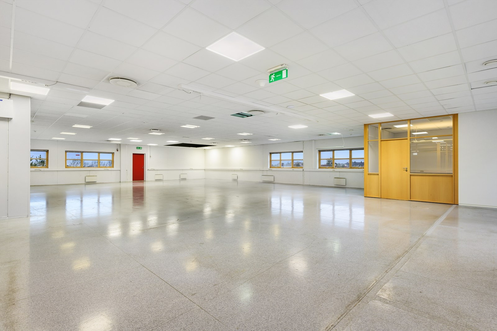 De ledige lokalene i 1. etg. Innvendige mål er 22 meter bredde og 28,8 meter. Takhøyde ca. 3,3 m.