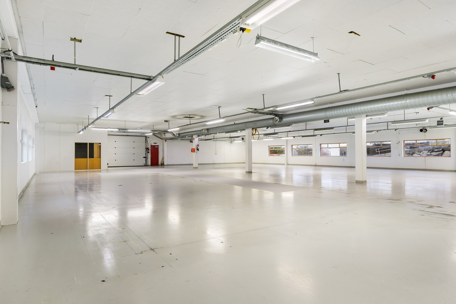 De ledige lokalene i u. etg. Innvendige mål er 22 meter bredde og 28,8 meter. Takhøyde ca.3,3 meter.