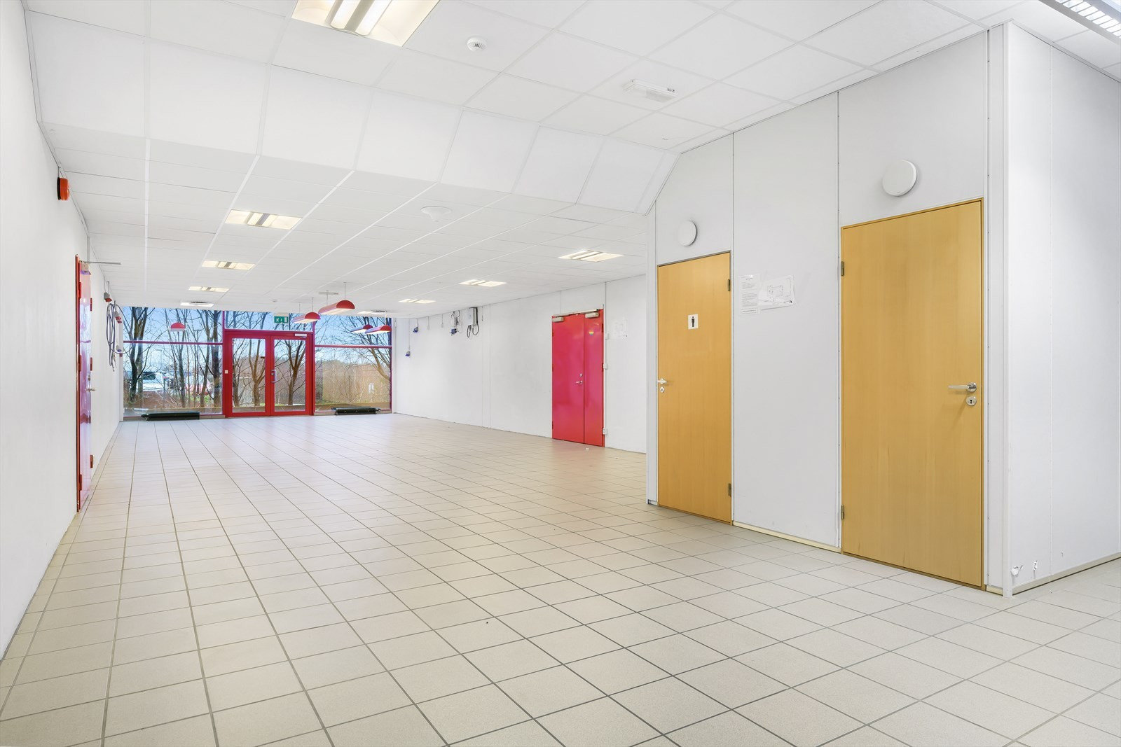 De ledige lokalene i u. etg. Innvendige mål er 22 meter bredde og 28,8 meter. Takhøyde ca. 3,3 meter.