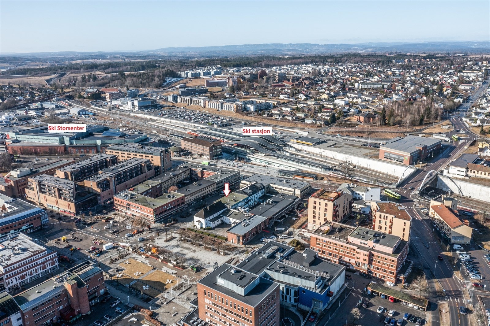 Eiendommen ligger i umiddelbar nærhet til Ski stasjon med hyppige avganger for tog og buss - kun 11 minutters reisetid til Oslo. Galleribilde