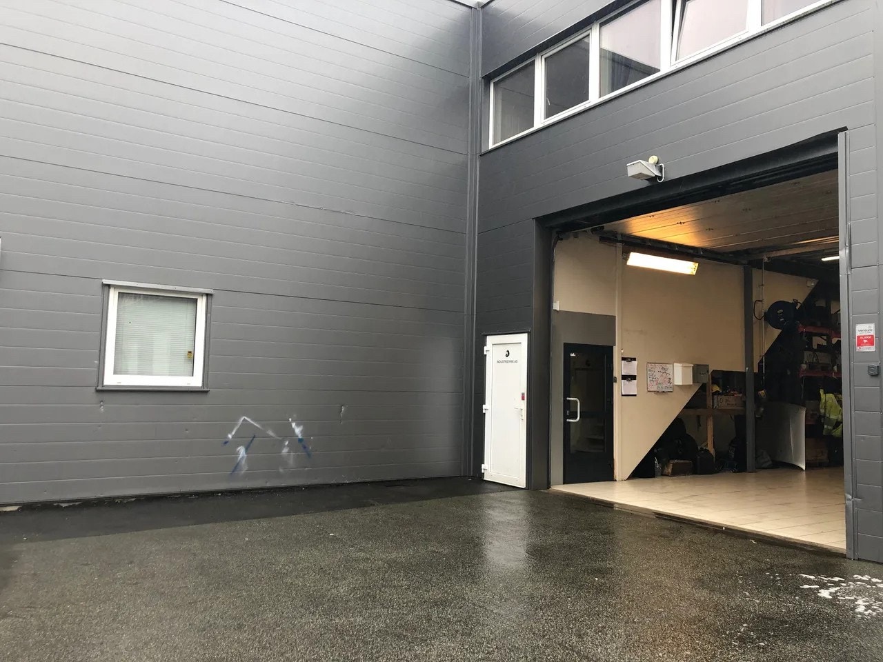 Sørmegleren næring har gleden av å presentere for salg et verksted i 1.etg og kontorer/lager i 2.etg. Beliggende på Høllen Vest. Galleribilde