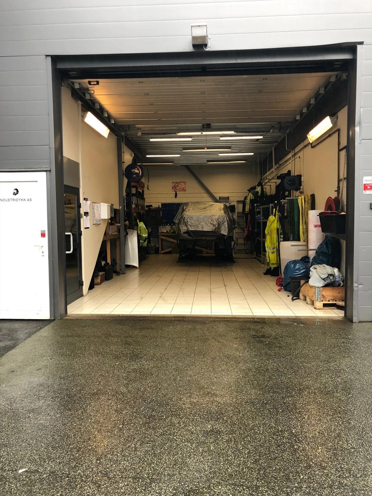 Lager/verksted med kjøreport. Med god takhøyde. Galleribilde