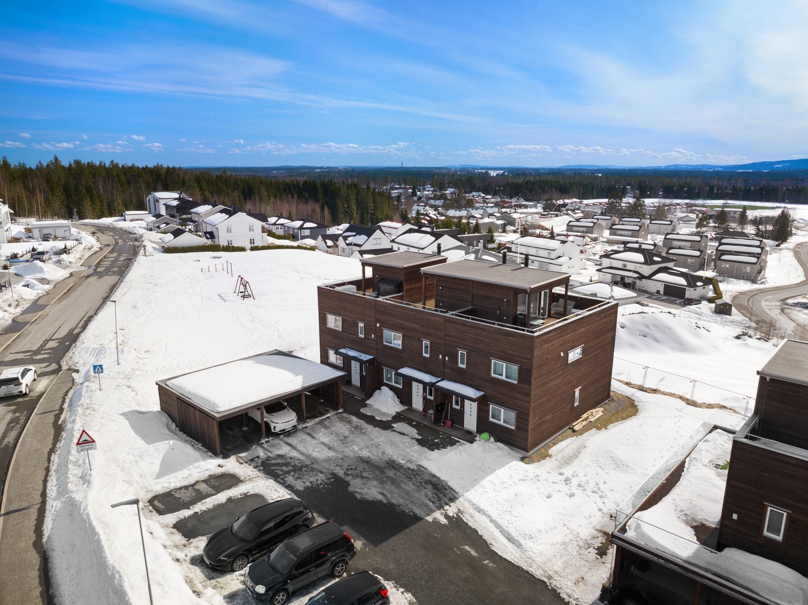 Parkering i carport og på egen tomt Galleribilde