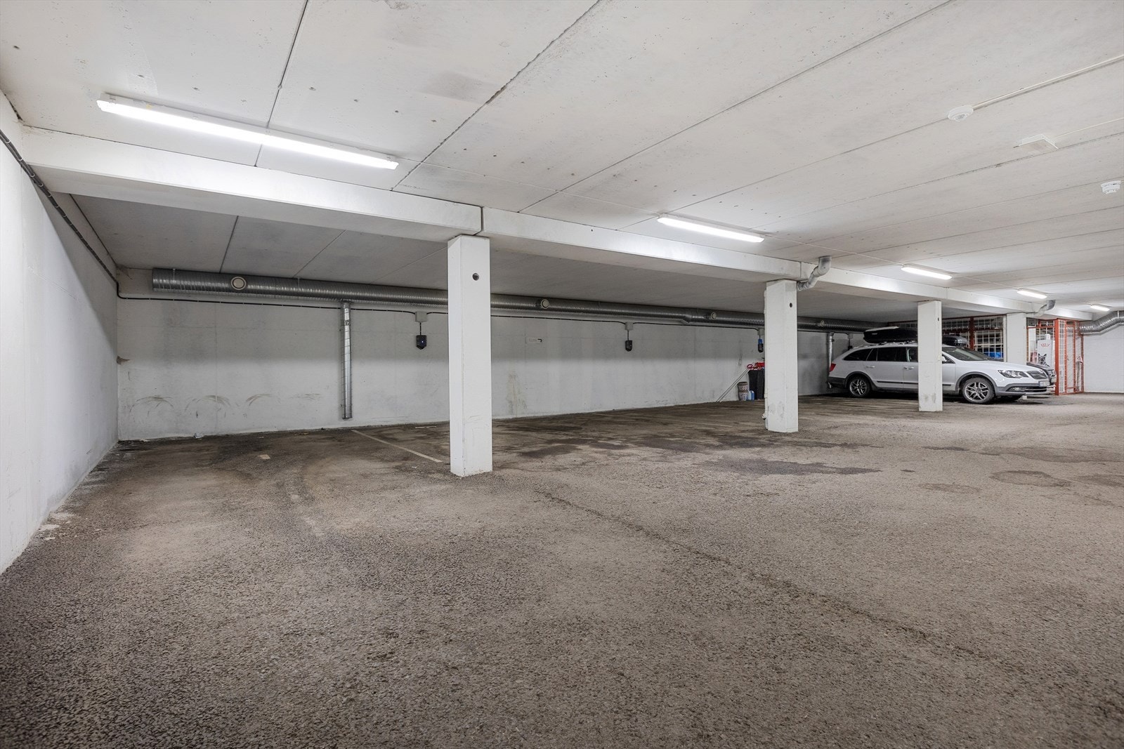 4 p-plasser i parkeringskjelleren Galleribilde