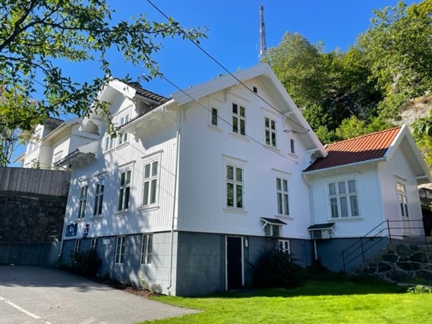 Sørmegleren næring har gleden av å presentere en bygård med mulighet for 2 leiligheter i 1.etg og en ferdig innredet leilighet i 2.etg. Galleribilde