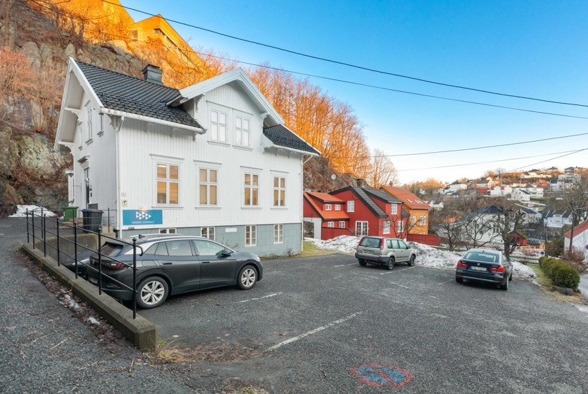 Stor parkeringsplass på tomten. Galleribilde