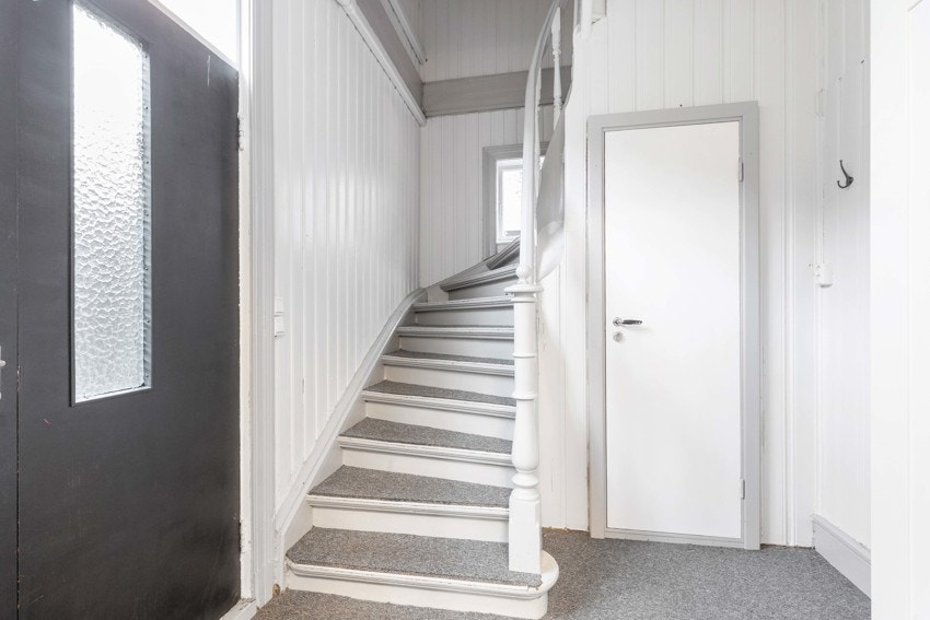 Egen inngang i 1.etg til leilighet i 2.etg. Galleribilde