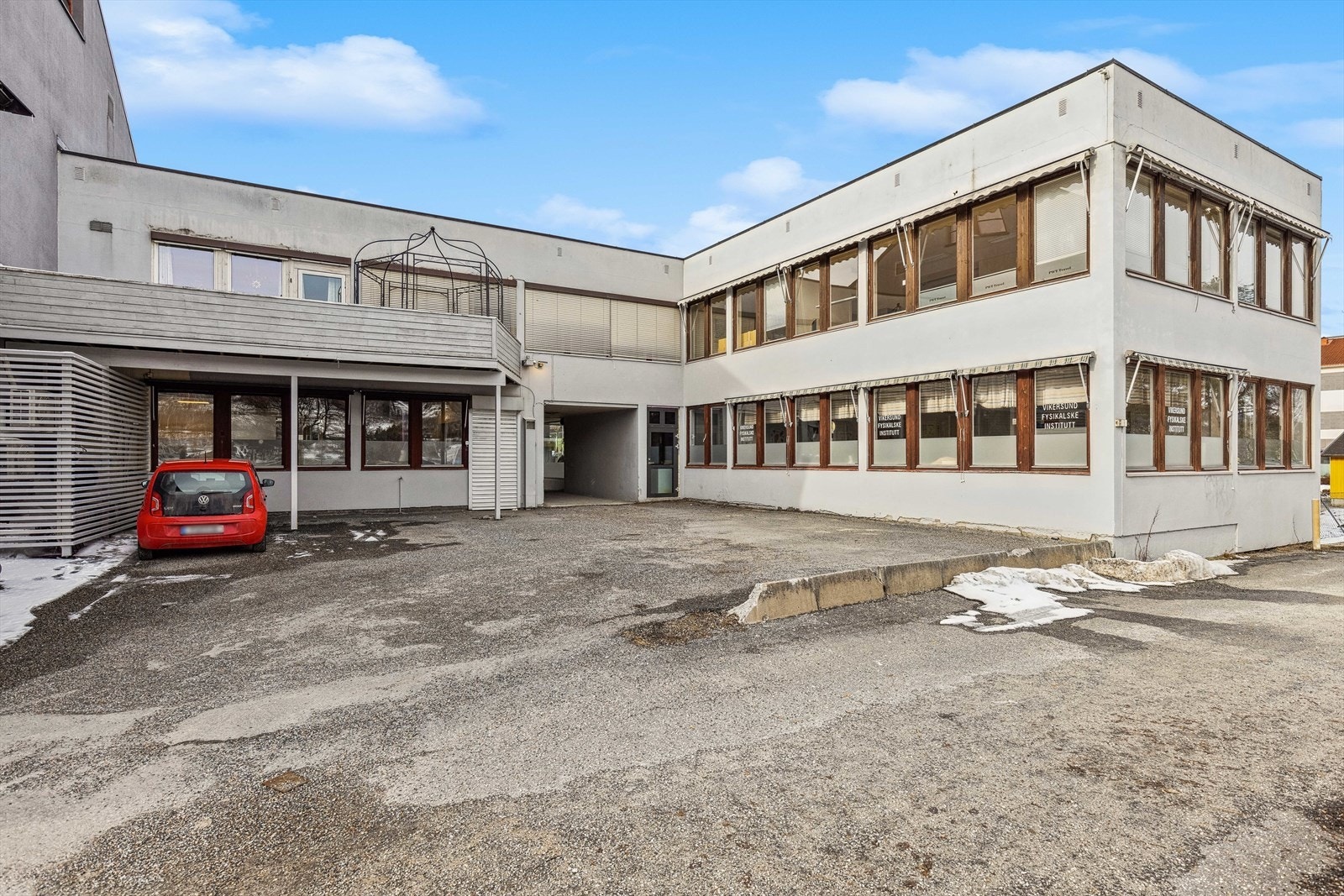Gode offentlig parkeringsmuligheter på baksiden av bygget mot strandpromenaden og Tyrifjorden Galleribilde