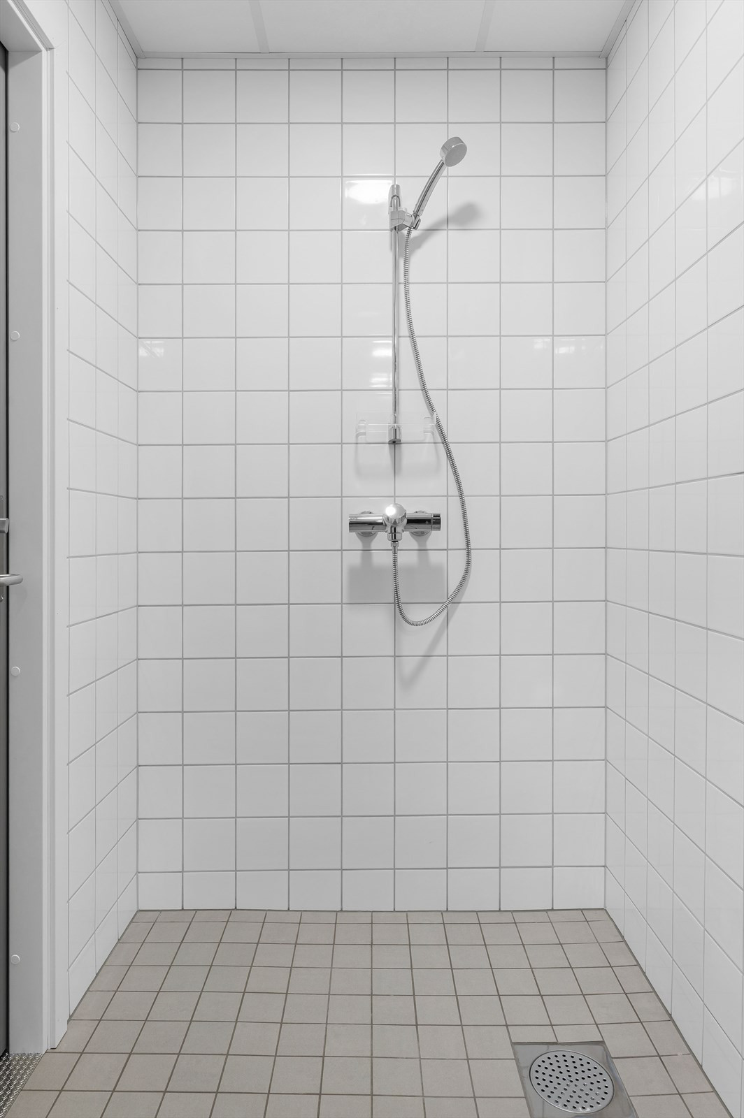 Garderobe med dusj i fellesareal