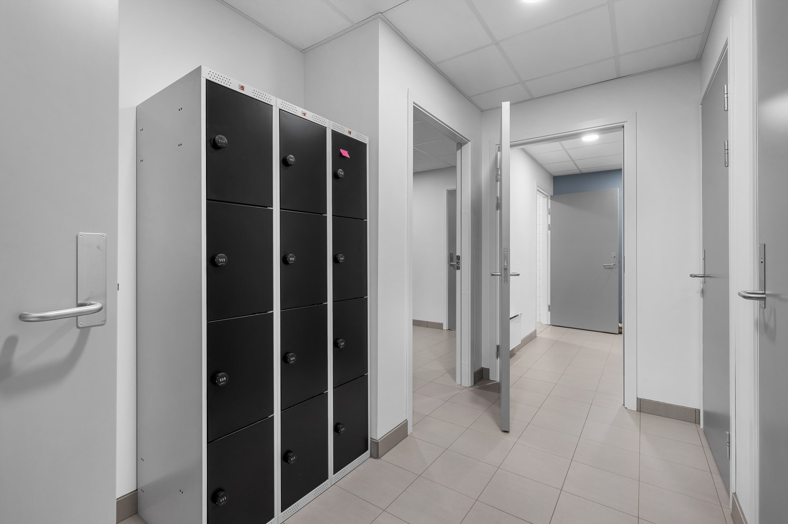 Garderobe med dusj og toaletter i fellesareal