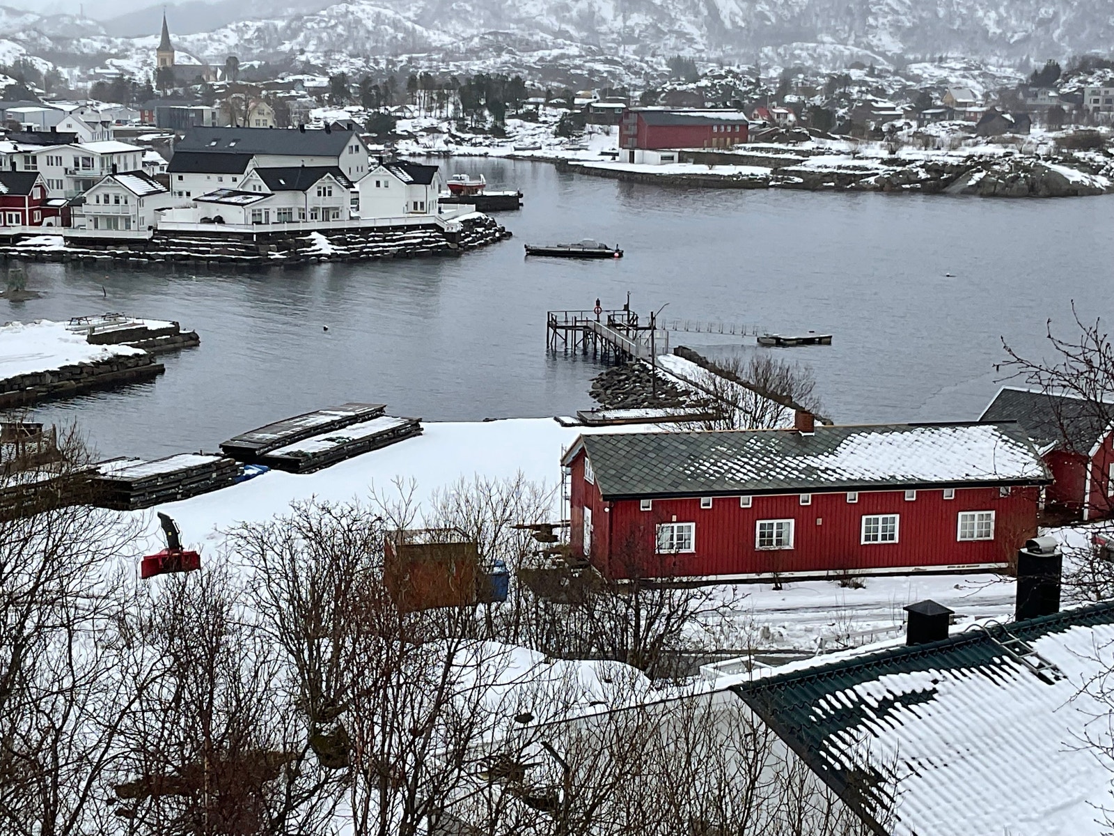 Tomta ligger nedenfor rød bygning Galleribilde