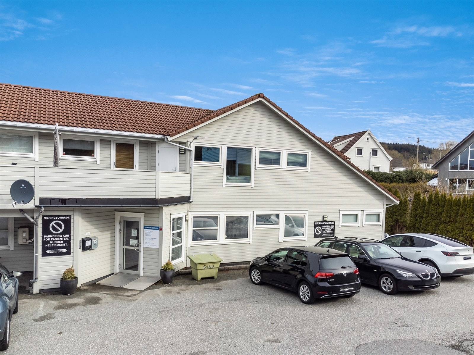 Seksjonen består av to kontorer, to undersøkelsesrom, laboratorium, toalett og resepsjon. Felles venteværelse, spiserom og personalinngang med garderober Galleribilde