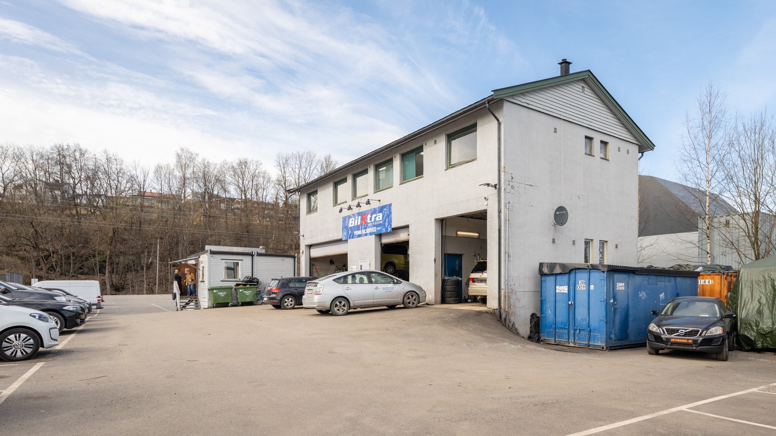 Gode utearealer, og 3 porter inn til verkstedarealet Galleribilde