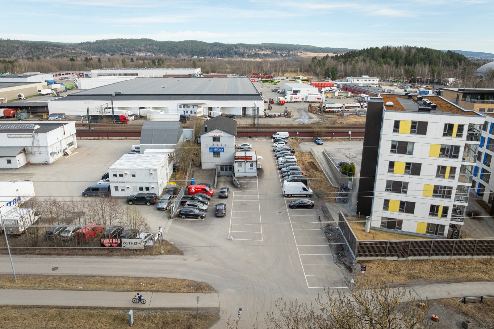Naboeiendommene har blitt utviklet til bolig og studentbolig Galleribilde
