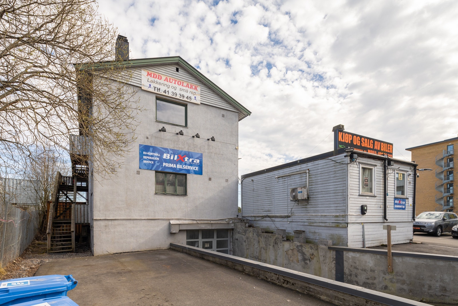 Uteareal ved siden av bygget, og nedkjøring til kjeller Galleribilde