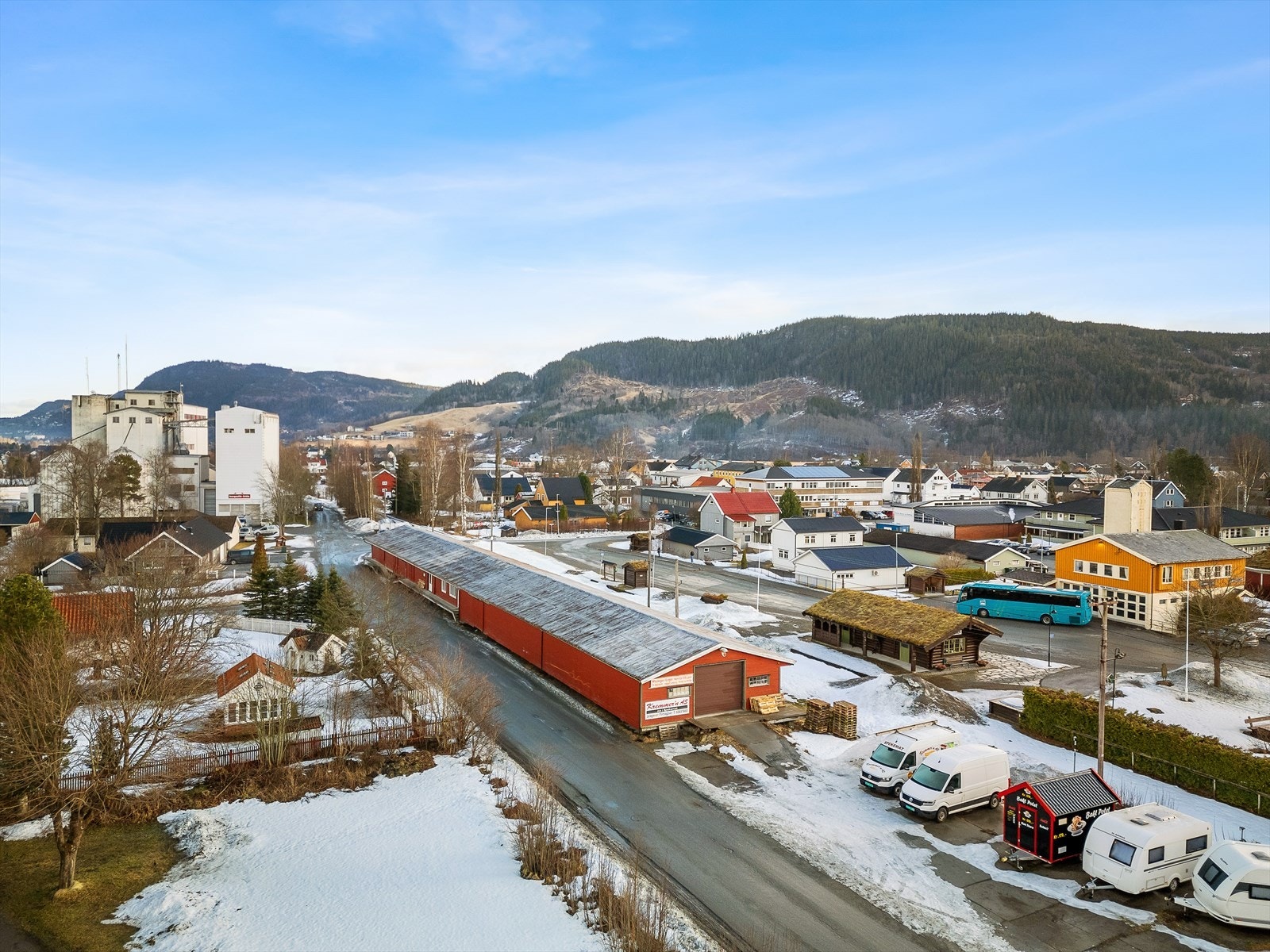 Her kan du kjøpe en praktisk beliggende eiendom i Fannrem sentrum ca. 7 km fra Orkanger. Galleribilde