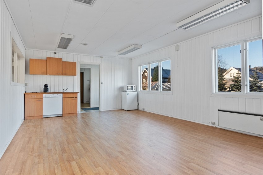 Bygget har et stort kjøkken med spiseplass. Kjøkkeninnredningen har ventilator og opplegg for oppvaskmaskin. Galleribilde