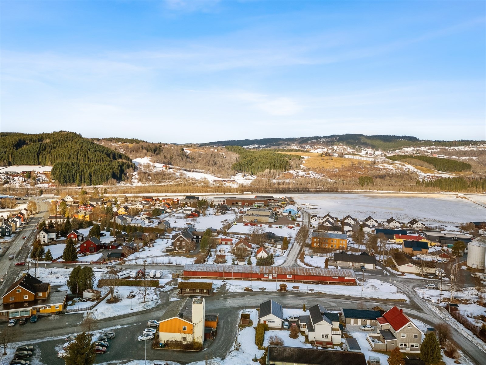 Det tar under 5 min å gå til nærmeste matbutikk. Amfi Orkanger har ellers et rikt og variert utvalg av butikker. Galleribilde