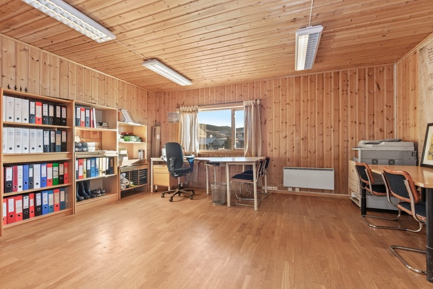 Den sentrale plasseringen med enkel adkomst veier positivt, og det er verdt å merke seg at det ligger rett ved Fannrem stasjon. Galleribilde