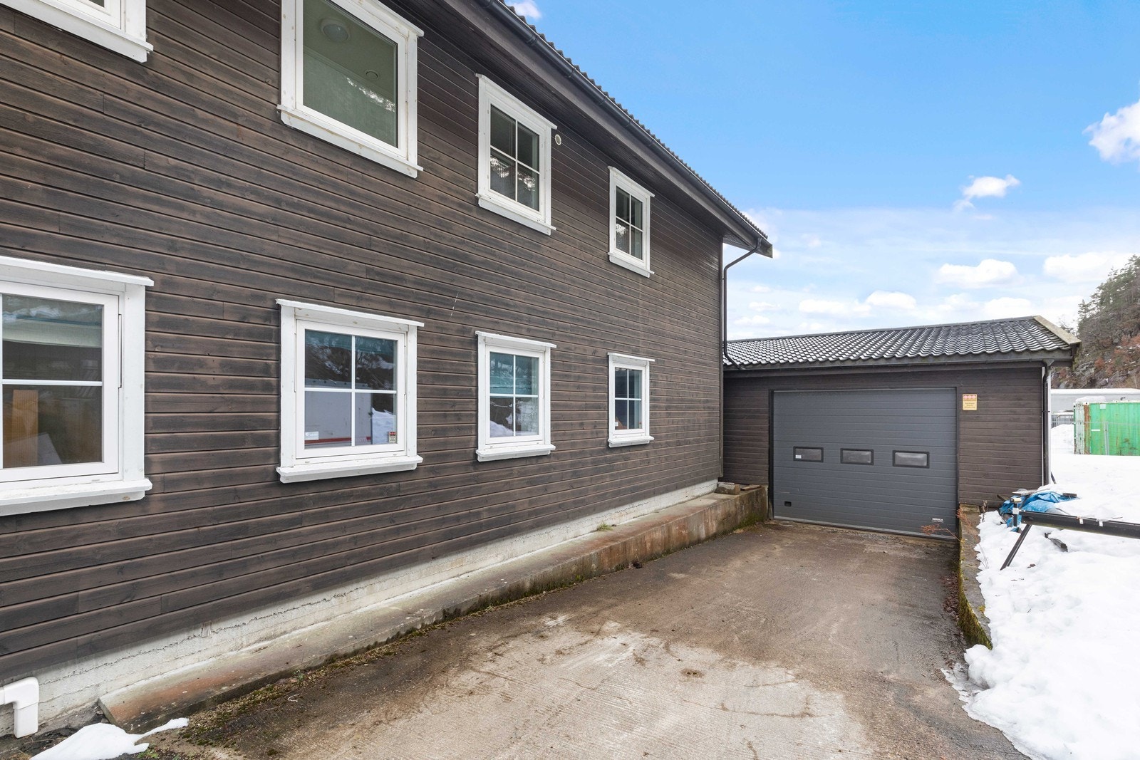 Inngang bak til lager lokalet med port. Galleribilde