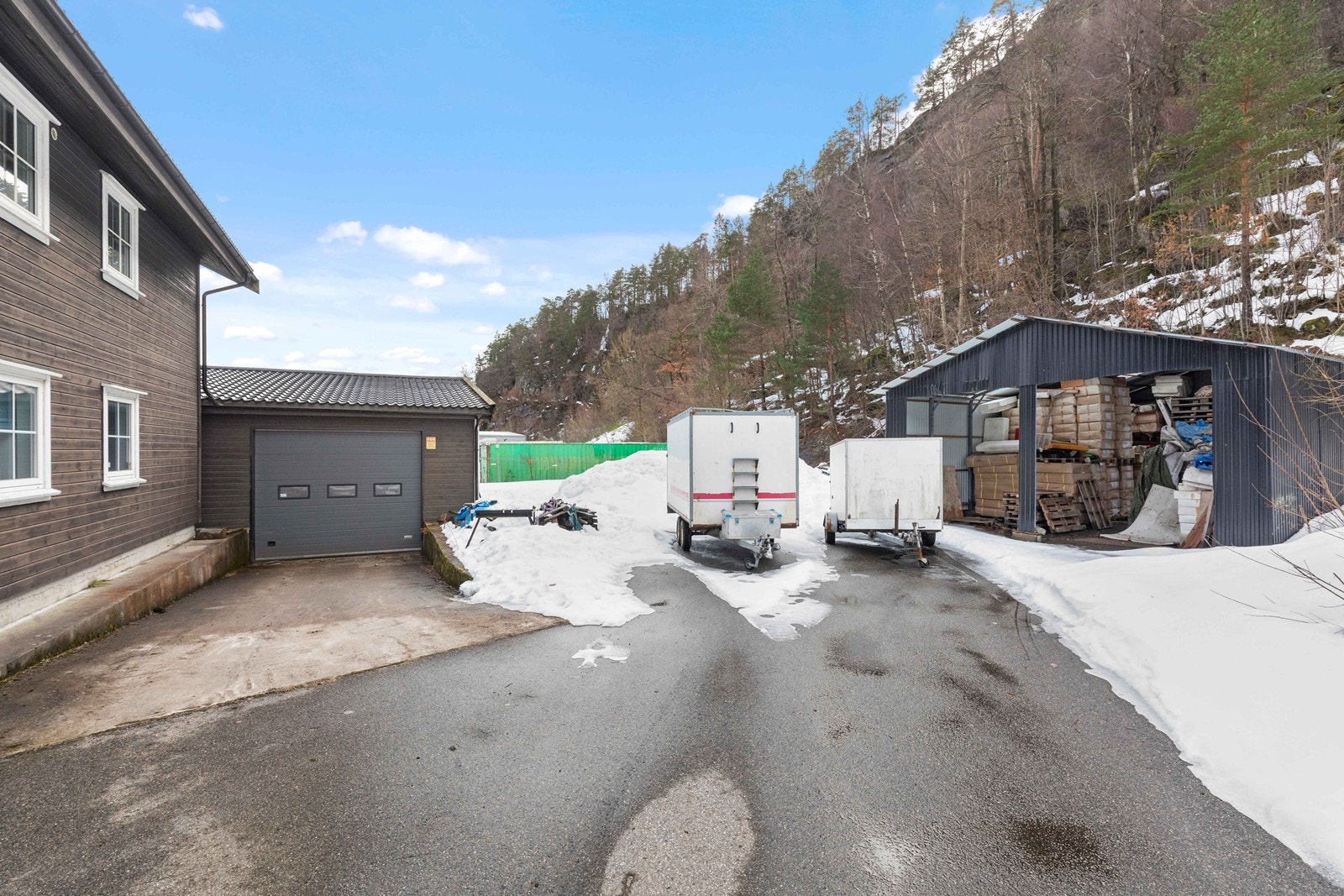 Inngang bak med port inn til lager bygg. Galleribilde