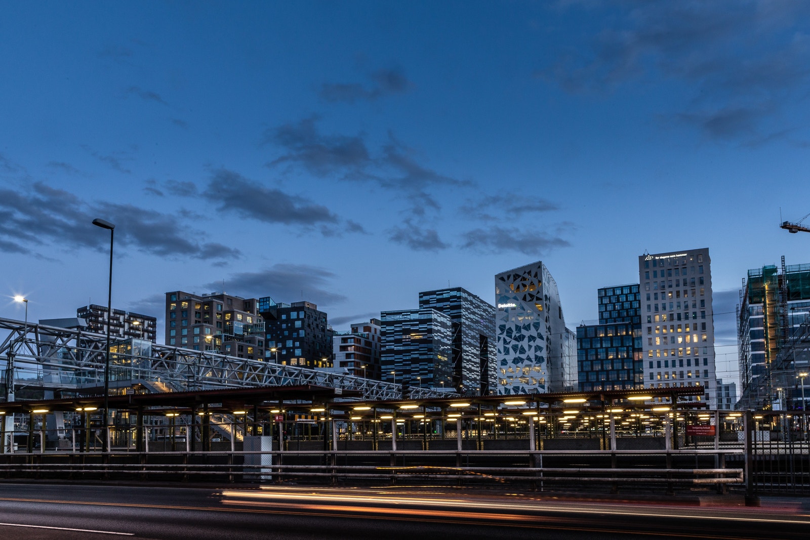 Du går nesten tørrskodd fra kontorarealene og over til Oslo S hvor alle tog stopper. Galleribilde