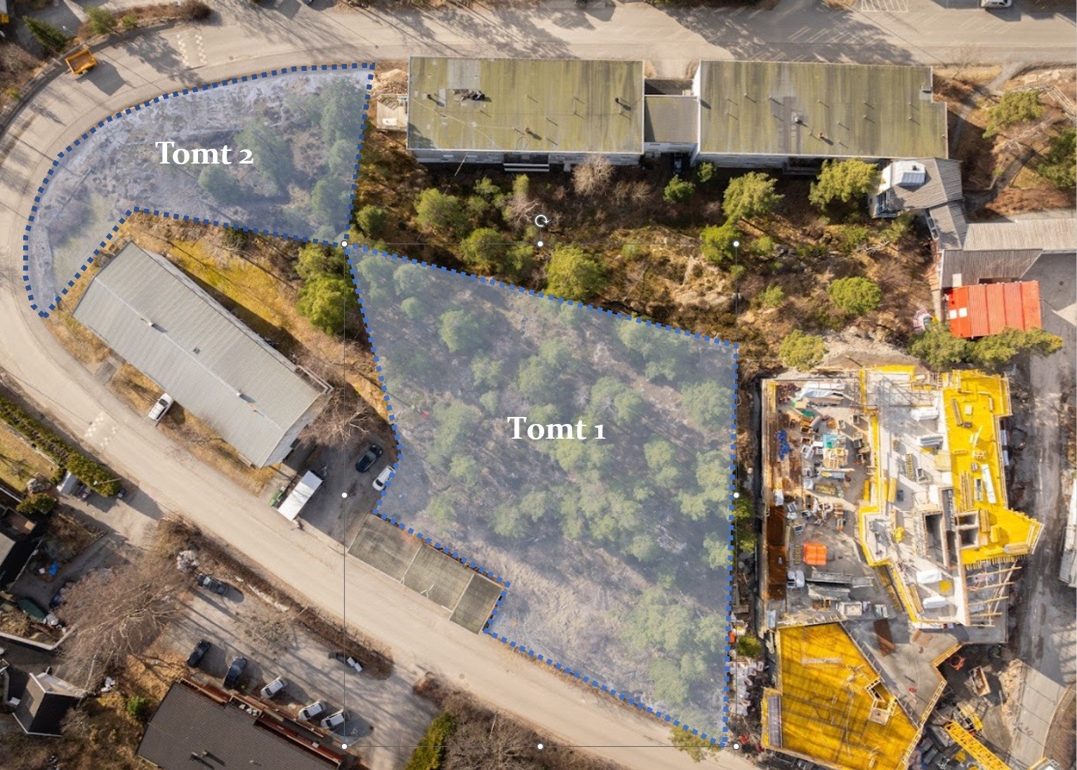 Samlet er tomtene på 3.841 m² - hvor tomt 1 er på 2.436 m² og tomt 2 er på 1.405 m². Foto: Hadrian/Dmitry Tkachenko Galleribilde