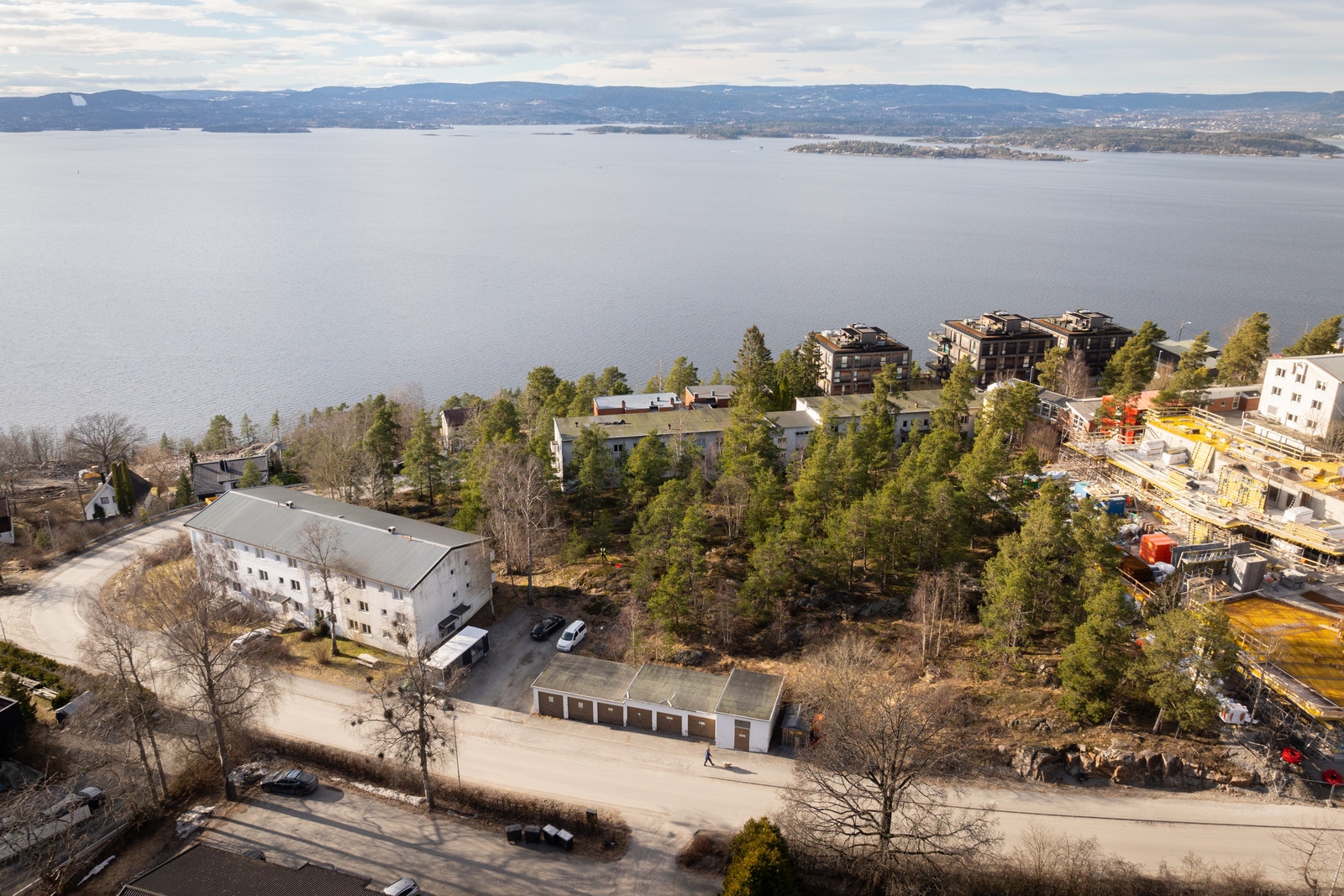 Tomtene grenser til småhusområde, og har flott utsikt over Oslofjorden. Eiendommene er regulert til boligformål. Foto: Hadrian/Dmitry Tkachenko Galleribilde